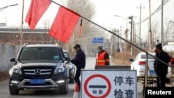 为阻止新冠疫情扩散,北京通往河北省的郊区村镇道路被封。(2021年1月12日)