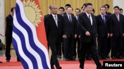 中国国家主席习近平在北京人大会堂与基里巴斯总统塔内希·马茂出席欢迎仪式。(2020年1月6日)