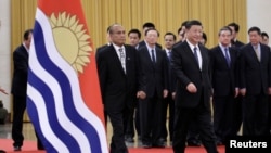 资料照:中国国家主席习近平在北京人大会堂与基里巴斯总统塔内希·马茂出席欢迎仪式。(2020年1月6日)