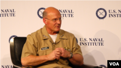 美国海军作战部长迈克尔·吉尔代上将(Admiral Michael Gilday)称要有准备与中国一战心态(美国之音黎堡摄)