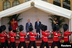 英国查尔斯国王在伦敦温莎堡欢迎美国总统拜登到访。(2023年7月10日)