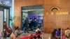 ရန်ကုန်၊ Myanmar Plaza ရှိ CB ဘဏ် ATM တွင် ငွေထုတ်ရန် စောင့်နေသူများ။ မေ ၁၁၊ ၂၀၂၁။