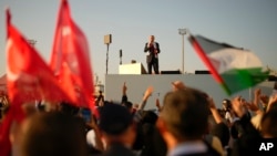 Президент Туреччини Реджеп Таїп Ердоган виступає перед учасниками мітингу солідарності з палестинцями в Стамбулі, Туреччина, у суботу, 28 жовтня 2023 р. (AP Photo/Emrah Gurel)