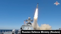 中俄海军在日本海进行“大洋-2024”联合军演期间一艘战舰发射导弹。(2024年9月16日)