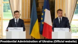 Президенти Володимир Зеленський та Еммануель Макрон на пресконференції після переговорів у Парижі 17 червня 2019 р.