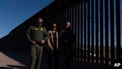 美国民主党总统候选人、副总统哈里斯首次在竞选期间访问美墨边境。(美联社:2024年9月27日)