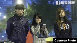 参与绝食的学民召集人黄之锋和义工黄子悦 及卢彦慧(苹果日报图片)