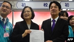 资料照:台湾总统蔡英文和她的2020大选竞选搭档赖清德在台北。(2019年11月19日)