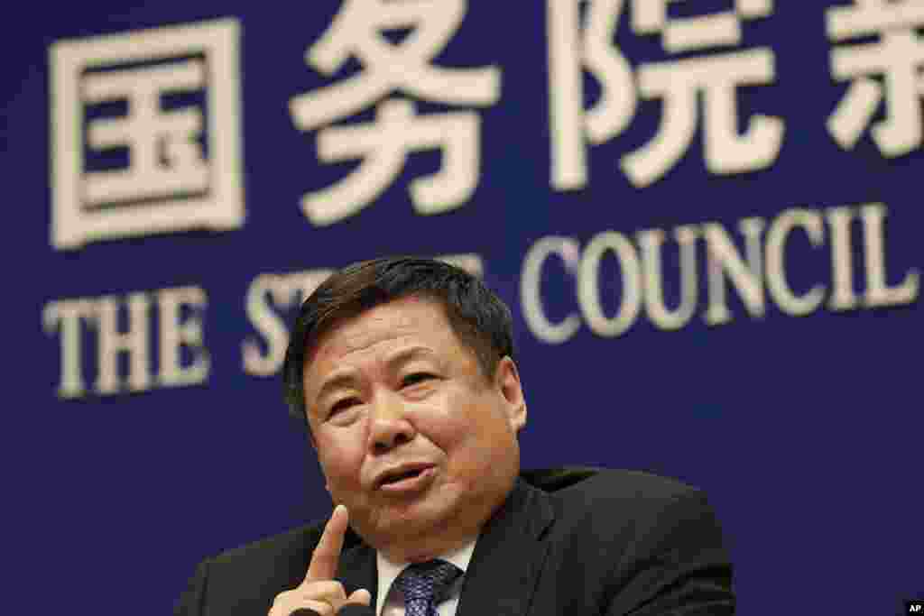 中国财政部副部长朱光耀2018年4月4日在国务院信息办召开的美中贸易问题记者会上讲话。6月初,美中两国2018年第三轮贸易谈判前夕,他被解除职务。朱光耀2010年5月出任财政部副部长,至今已有8年。其中大部分时间在财政部分管关税司、国际经济关系司、国际财金合作司,在中美贸易摩擦中一直扮演关键角色。他在被免职的当天还出席了中国国务院的一次新闻会,并强调中国最近宣布对一系列进口降低关税是中国主动作出的决定,不是美国施加压力的结果。