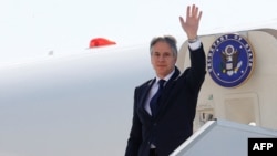 资料照片:美国国务卿布林肯在参加在意大利举行的七国集团外长峰会后登上专机。(2024年4月17日)