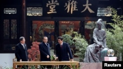 左起:韩国总统文在寅,中国总理李克强和日本首相安倍晋三在成都出席中日韩领导人峰会。(2019年12月24日)