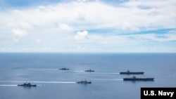美国海军的尼米兹号和里根号航空母舰组成的双航母战斗群2020年7月6日在南中国海航行(美国海军提供)