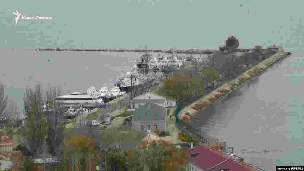 За повідомленням кореспондента проєкту Радіо Свобода Крим.Реалії, катери в супроводі російських кораблів слідують Керченською протокою в бік Чорного моря