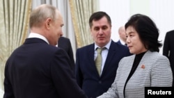 俄罗斯总统弗拉基米尔·普京(Vladimir Putin)2024年1月16日在莫斯科会见朝鲜外务相崔善姬。