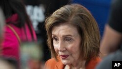 资深民主党众议员佩洛西抵达华盛顿市霍华德大学,准备听取副总统哈里斯发表承认败选的演说。(2024年11月6日)