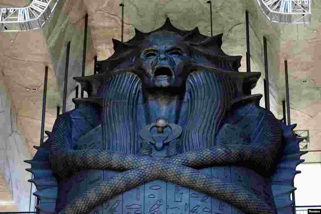 在好莱坞为推销电影《新木乃伊》而建造的75英尺高的石头棺材(2017年5月20日)