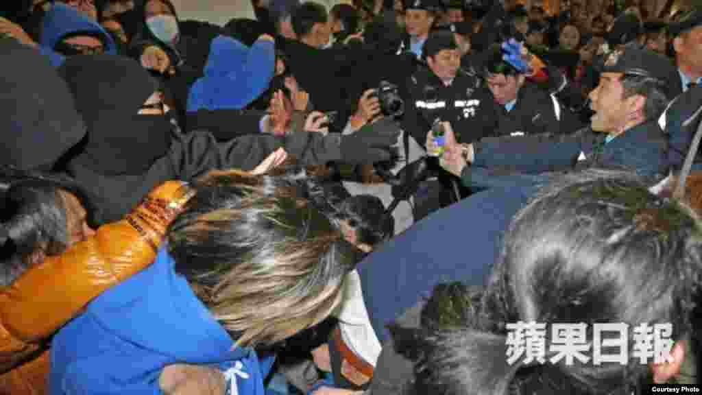 旺角街头夜市大年初一晚爆发激烈警民冲突 (苹果日报)