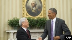 Tổng bí thư Việt Nam Nguyễn Phú Trọng bắt tay Tổng thống Barack Obama tại Nhà Trắng ở Washington trong chuyến thăm Mỹ vào tháng 7 năm 2015. Ông Trọng trở thành nhà lãnh đạo Đảng Cộng sản đầu tiên được đón tiếp tại Phòng Bầu dục.