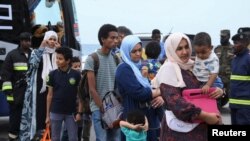 从苏丹首都喀土穆撤离美国公民抵达苏丹港。(2023年4月30日)