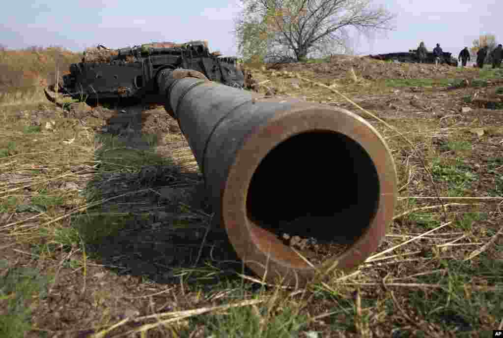 Рештки знищеного українського танка біля Іловайська. Саме участь російських військових підрозділів стала ключем до розгрому українських військових.