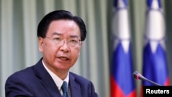 资料照:台湾外交部长吴钊燮在台北的一个记者会上讲话。(2018年8月21日)