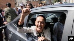 墨西哥执政党候选人克劳迪娅·欣鲍姆(Claudia Sheinbaum)2024年6月2日在投票后离开投票站。(美联社)