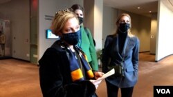 စိစစ်လက်ခံရေး ကော်မတီ ဥက္ကဋ္ဌ Anna Karin Eneström သတင်းထောက်တွေနဲ့ တွေ့ဆုံစဉ်