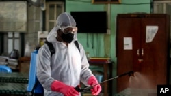 ရန်ကုန် စည်ပင် က COVID-19 ရောဂါကာကွယ်ရေးအတွက် ဆေးဖြန်းနေစဉ်