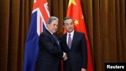 中国外长王毅2018年5月25日在北京会见新西兰外长彼得斯。