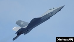 中国官媒新华社发布照片显示,中国空军歼-35a战机在中国广东珠海第15届航空展期间进行飞行训练。(2024年11月12日)