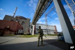 资料照:俄罗斯部队控制下的扎波罗热核电站