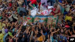 အိုးအိမ်စွန့်ခွာထွက်ပြေးနေရတဲ့ရိုဟင်ဂျာ အတွက် ထောက်ပံ့ရေးပစ္စည်းဝေစဉ်။