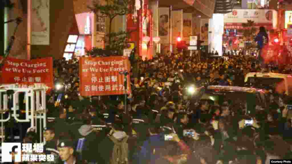 旺角街头夜市大年初一晚爆发激烈警民冲突 (苹果日报)