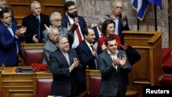 Thủ tướng Hi Lạp Alexis Tsipras và các thành viên trong chính phủ của ông vỗ tay sau cuộc biểu quyết phê chuẩn thỏa thuận đổi tên Macedonia, Athens, Hi Lạp, ngày 25 tháng 1, 2019.