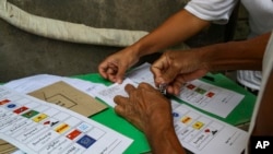 ရန်ကုန်မြို့တွင် အသက် ၆၀ အထက် လူကြီးများ မဲပေးကြသည့် မြင်ကွင်းတချို့။