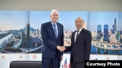 美国在台协会主席莫健2019年10月18日在高雄会见韩国瑜。(照片由高雄市政府提供)