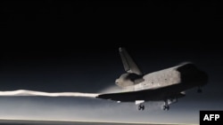 Космічний корабель «Атлантіс» повертається на Землю