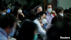 资料图:记者们在中国外交部举行的例行记者会上(2020年3月18日)