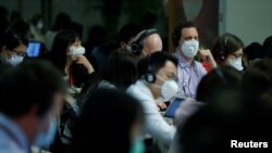 记者们在中国外交部举行的例行记者会上。(2020年3月18日)