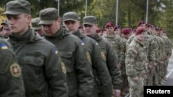 Військовослужбовці 173-ї повітряно-десантної бригади тактичної групи армії США та українські нацгвардійці на церемонії відкриття спільних навчань «Фірлес Ґардіан-2015». Яворівський полігон, 20 квітня 2015 року