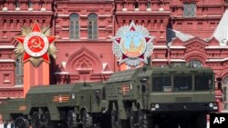 世界反法西斯战争胜利70周年俄罗斯在莫斯科红场展示其洲际弹道导弹。(资料照)