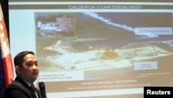 菲律宾议员阿塞迪罗展示中国方面在南沙群岛填海造岛的幻灯片(2015年3月26日)