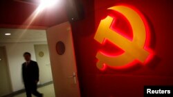 2012年9月24日上海浦东共产党干部学院: 接受培训人员从党徽标识边上走过(资料照片)