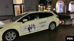 资料照片:停在德国慕尼黑老城格拉根瑙区的一辆出租车上展示的快时尚电商希音(Shein)的开学促销广告。(2024年10月18日)