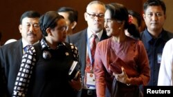 ၂၀၁၆ ဒီဇင်ဘာတွင် အင်ဒိုနိုင်ငံခြားရေးဝန်ကြီး Retno Marsudi နှင့် နိုင်ငံတော်အတိုင်ပင်ခံတို့ တွေ့စုံစဉ်