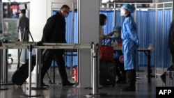 资料照:北京机场离境大厅的医护工作人员。