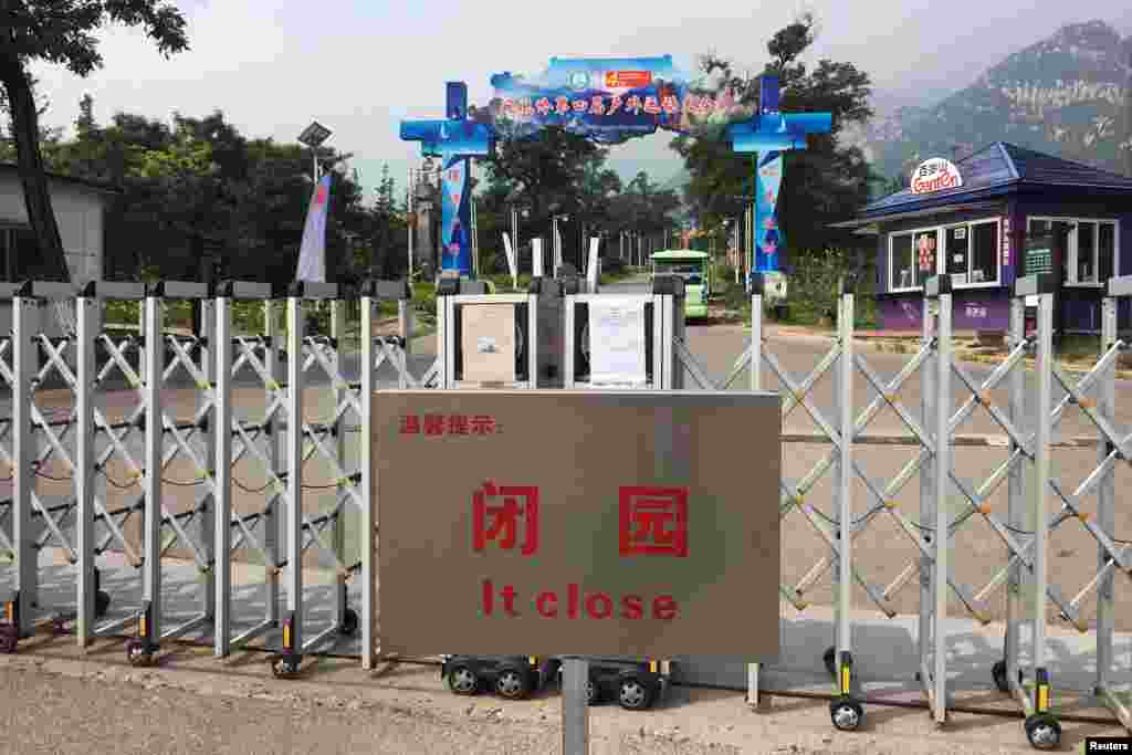 2018年8月3日,北京郊外,龙泉寺所在的凤凰岭自然公园大门前有牌子“闭园”,据说是因为天气情况,是吗? 8月23日,中国宗教局通报对于举报学诚和北京龙泉寺问题的调查核实情况。通报称, 学诚发送骚扰信息问题属实,龙泉寺有建筑未依法取得建设工程规划许可, 龙泉寺大额资金去向涉嫌违反国家财务管理规定, 有关部门正处理这三个问题,而性侵问题公安局正在调查。