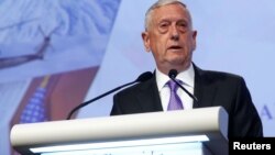 Shangri-La ကာကွယ်ရေးဆိုင်ရာ ညီလာခံအတွင်း မိန့်ခွန်းပြောနေတဲ့ အမေရိကန် ကာကွယ်ရေးဝန်ကြီးJames Mattis။