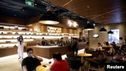 中国北京一家瑞幸咖啡店内的顾客。(2018年7月17日)