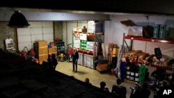 拜登总统参观宾夕法尼亚州切斯特的史密斯地板公司。(2021年3月16日)